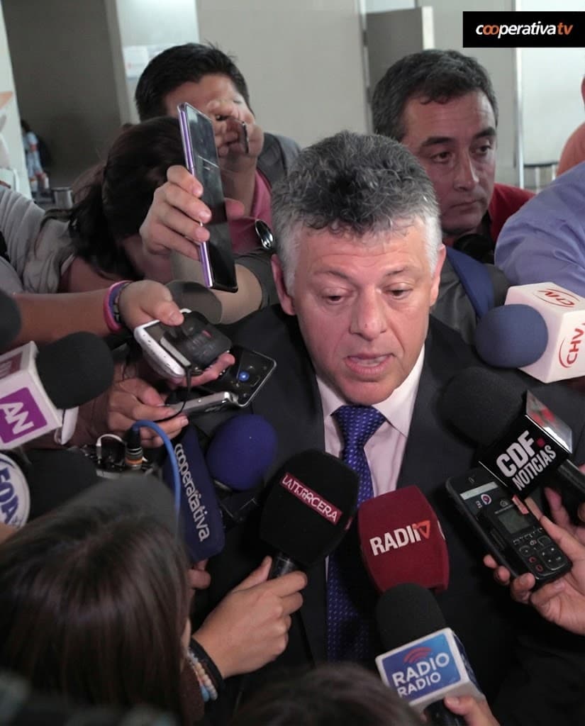 Fernando Baredes speaks to the press regarding Jorge Sampaoli's situation